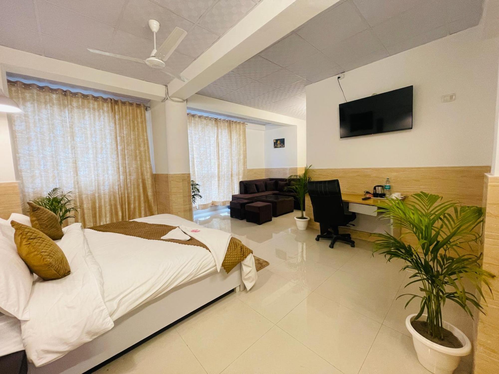 Готель Dr White House - Noida Sector 18 Екстер'єр фото