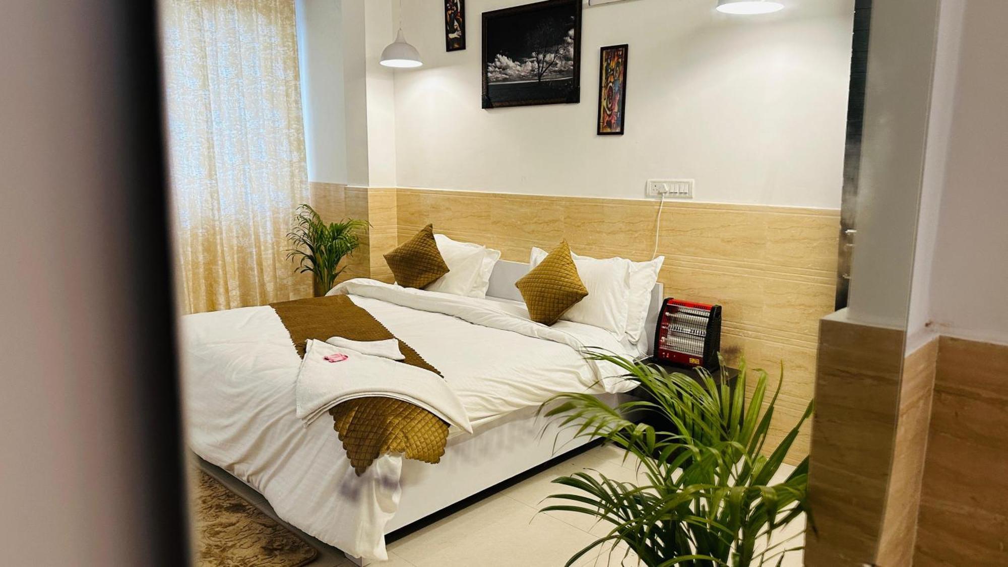 Готель Dr White House - Noida Sector 18 Екстер'єр фото