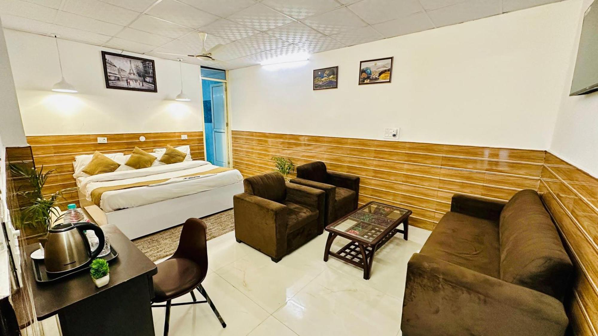 Готель Dr White House - Noida Sector 18 Екстер'єр фото