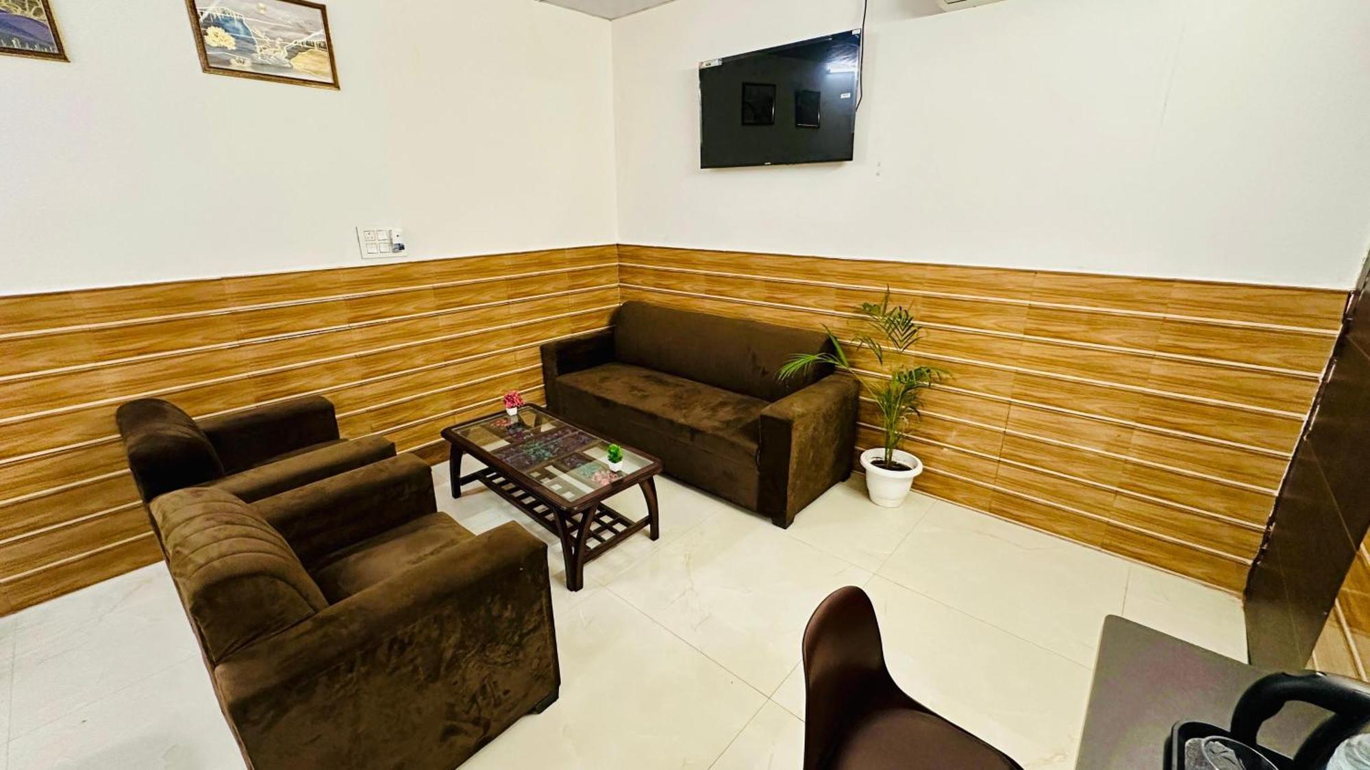 Готель Dr White House - Noida Sector 18 Екстер'єр фото
